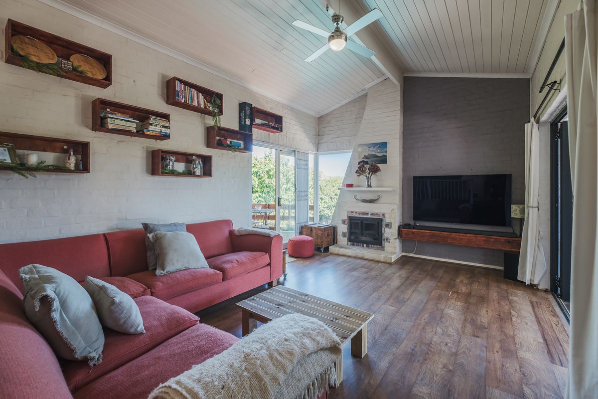 WARM AND WELCOMING  HOME WITH MOUNTAIN VIEWS AND LARGE ENTERTAINERS DECK - Photo 3