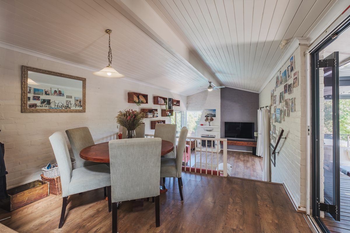 WARM AND WELCOMING  HOME WITH MOUNTAIN VIEWS AND LARGE ENTERTAINERS DECK - Photo 5