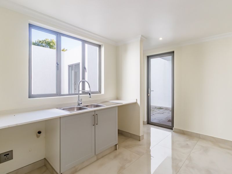 Magnifient Modern Retreat in Beaulieu Estate - Photo 10