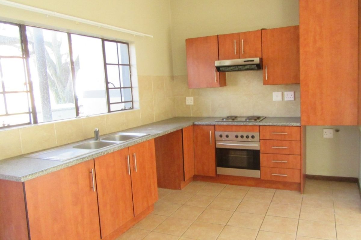 Spacious and modern apartment in the sought after neighbourhood of Rynfield. - Photo 4