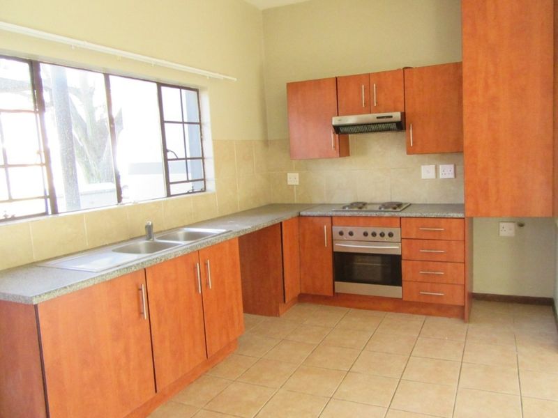 Spacious and modern apartment in the sought after neighbourhood of Rynfield. - Photo 4