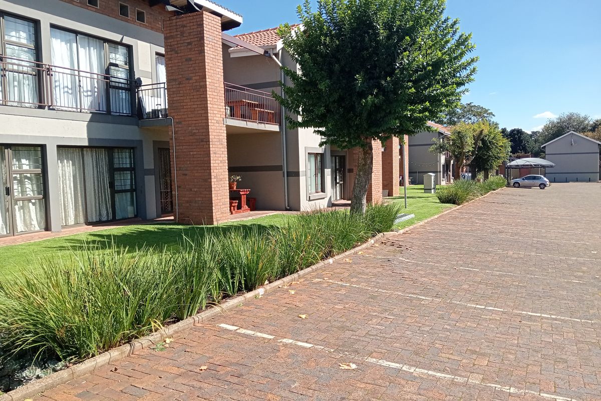 Spacious and modern apartment in the sought after neighbourhood of Rynfield. - Photo 3