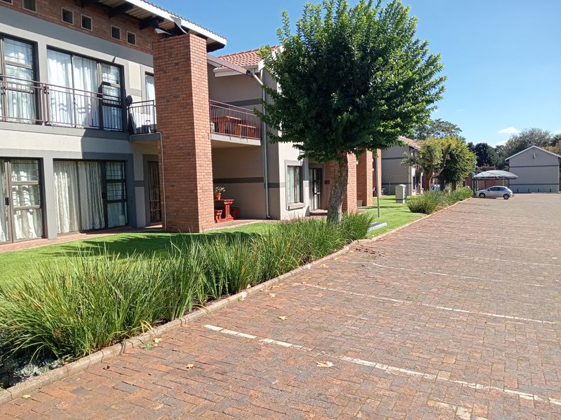 Spacious and modern apartment in the sought after neighbourhood of Rynfield. - Photo 3