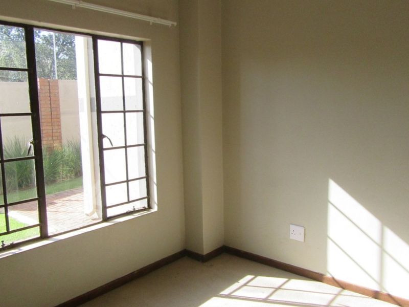 Spacious and modern apartment in the sought after neighbourhood of Rynfield. - Photo 9