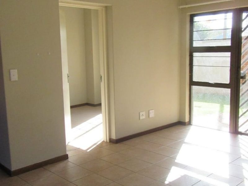 Spacious and modern apartment in the sought after neighbourhood of Rynfield. - Photo 8