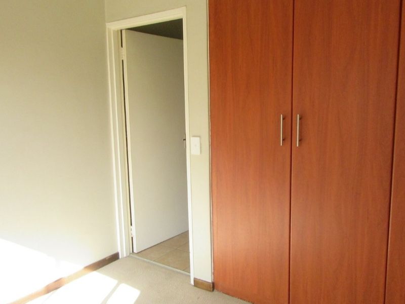 Spacious and modern apartment in the sought after neighbourhood of Rynfield. - Photo 7