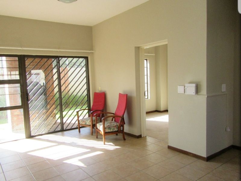 Spacious and modern apartment in the sought after neighbourhood of Rynfield. - Photo 6