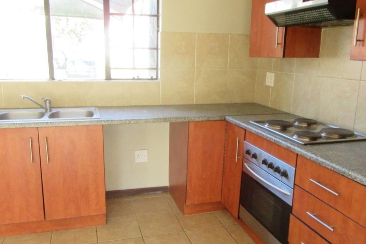 Spacious and modern apartment in the sought after neighbourhood of Rynfield. - Photo 5