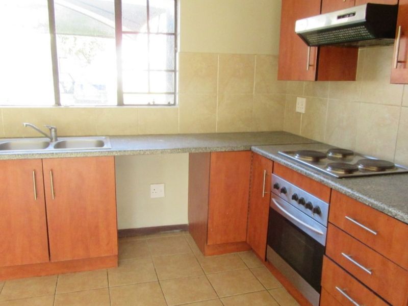 Spacious and modern apartment in the sought after neighbourhood of Rynfield. - Photo 5