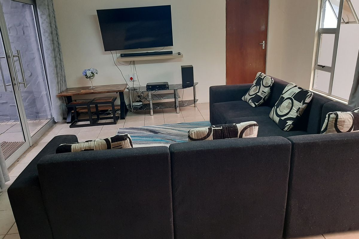 Spacious 4 Bedroom Family Home with Workshop & Warehouse on the Umgeni River - Photo 4