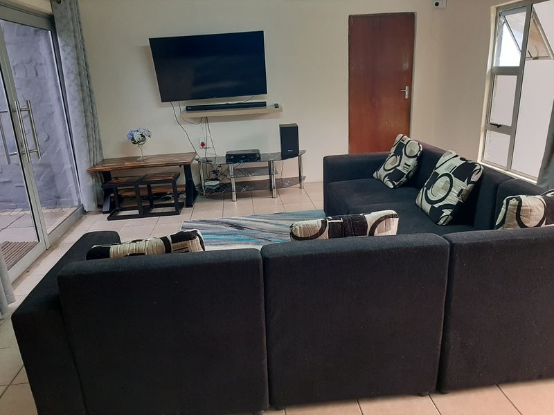 Spacious 4 Bedroom Family Home with Workshop & Warehouse on the Umgeni River - Photo 4