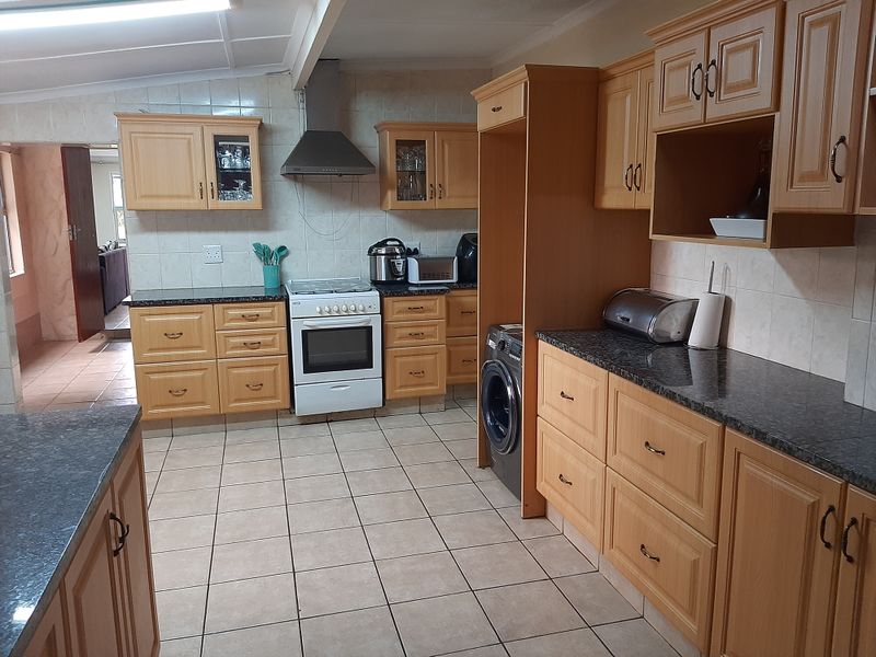 Spacious 4 Bedroom Family Home with Workshop & Warehouse on the Umgeni River - Photo 9