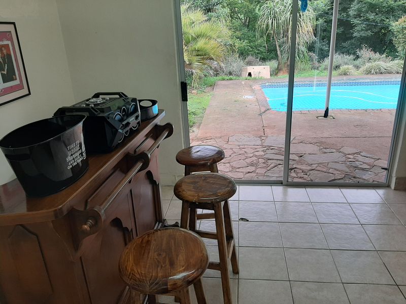 Spacious 4 Bedroom Family Home with Workshop & Warehouse on the Umgeni River - Photo 8