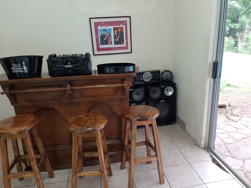 Spacious 4 Bedroom Family Home with Workshop & Warehouse on the Umgeni River - Photo 7