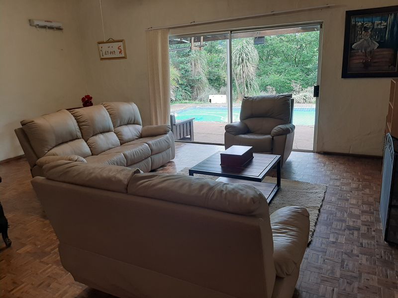 Spacious 4 Bedroom Family Home with Workshop & Warehouse on the Umgeni River - Photo 6