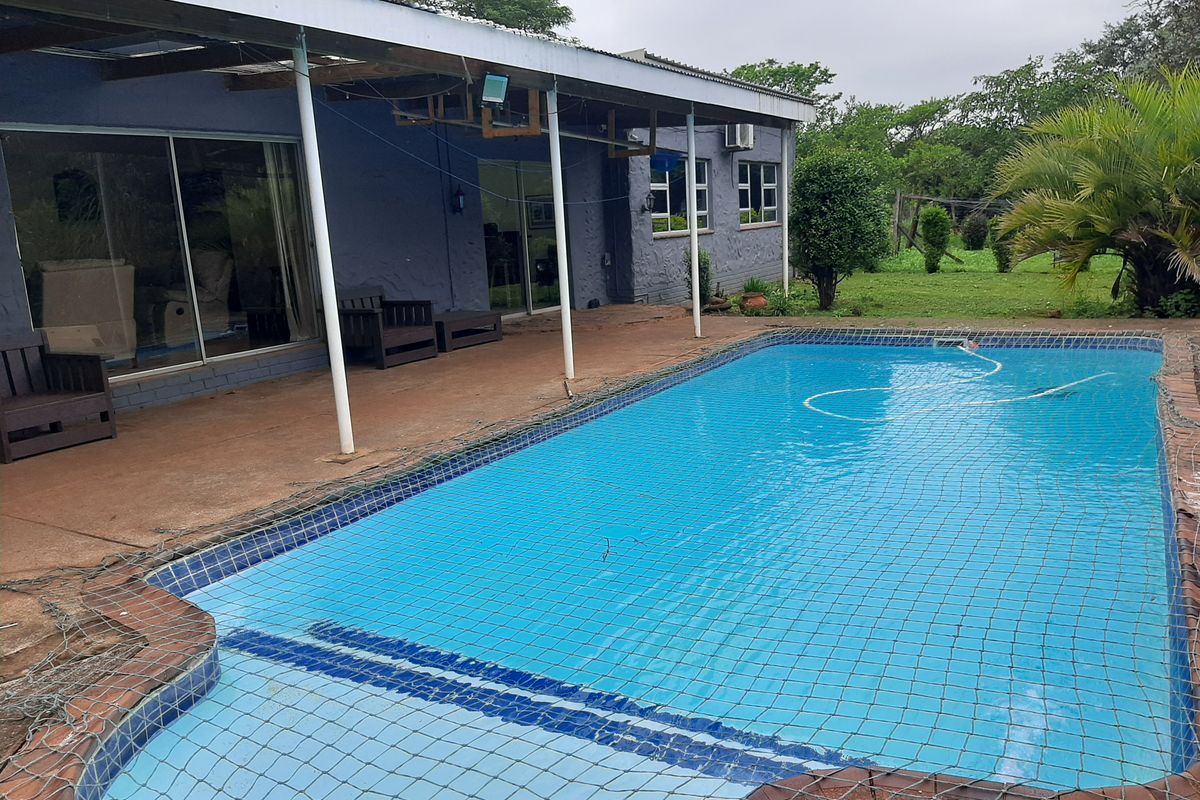 Spacious 4 Bedroom Family Home with Workshop & Warehouse on the Umgeni River - Photo 2