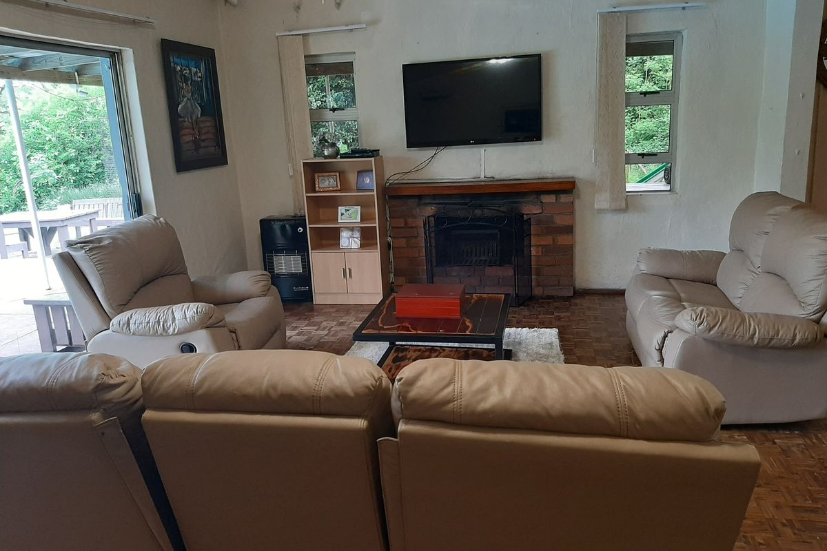 Spacious 4 Bedroom Family Home with Workshop & Warehouse on the Umgeni River - Photo 5