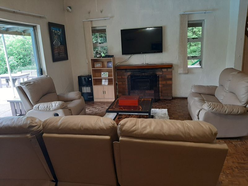 Spacious 4 Bedroom Family Home with Workshop & Warehouse on the Umgeni River - Photo 5