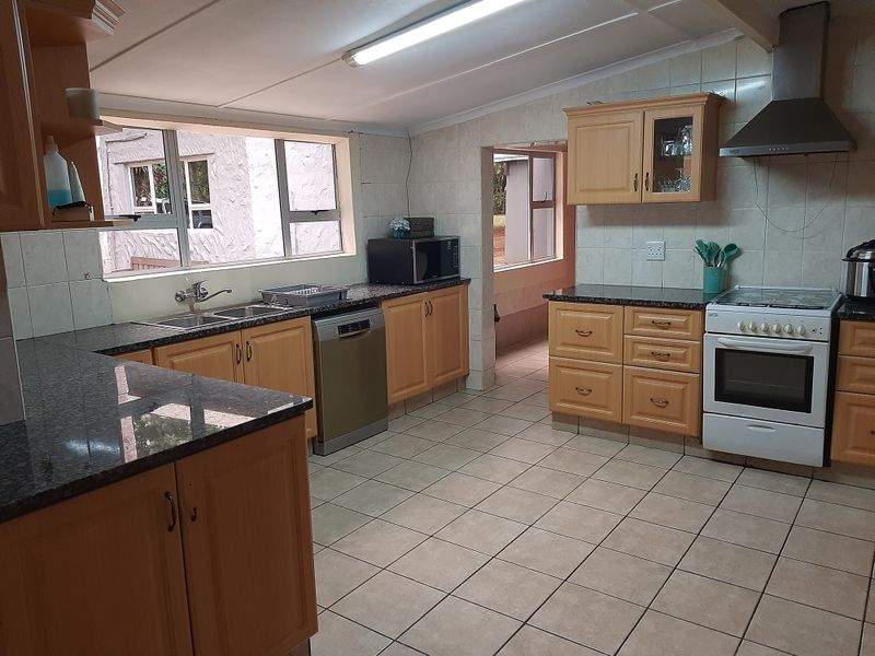 Spacious 4 Bedroom Family Home with Workshop & Warehouse on the Umgeni River - Photo 10