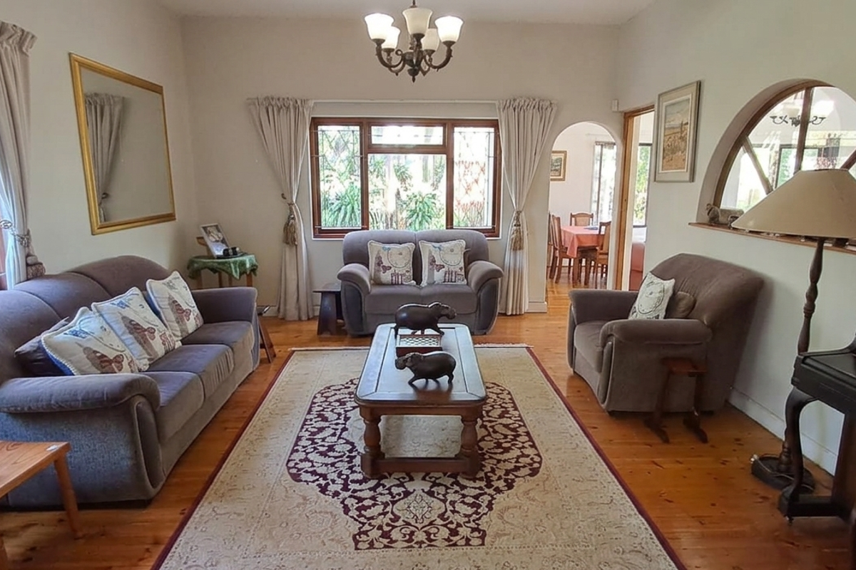 4 bedroom family home for sale in Gonubie - Photo 4
