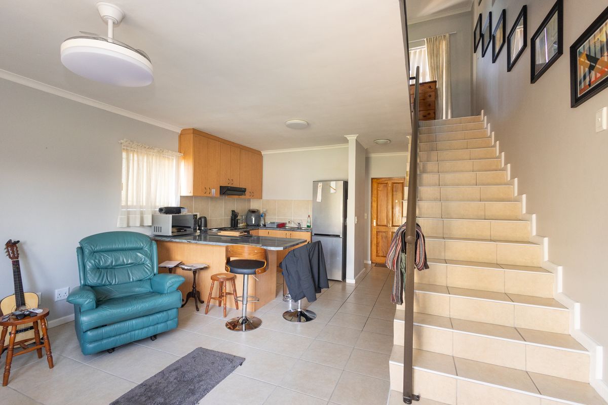 Charming Low-Maintenance Duplex with Direct Garage Access. - Photo 5