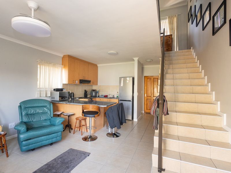 Charming Low-Maintenance Duplex with Direct Garage Access. - Photo 5