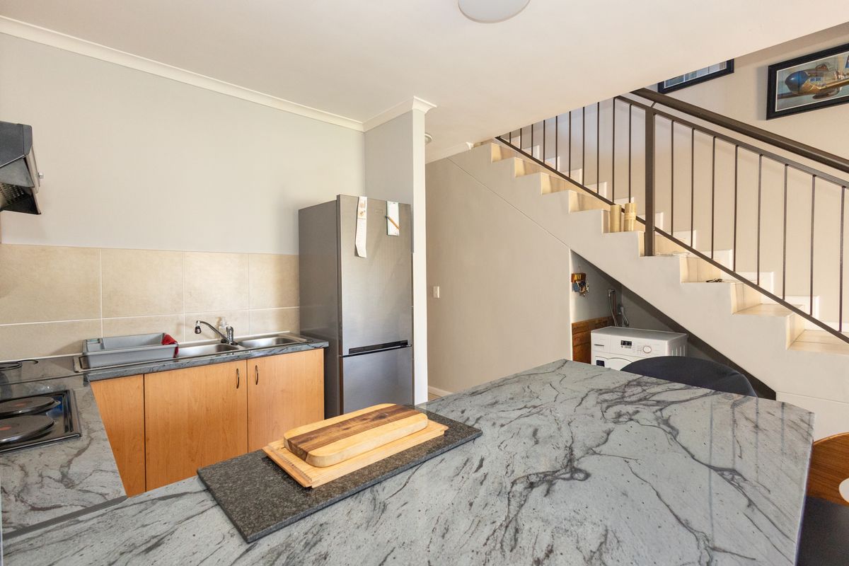 Charming Low-Maintenance Duplex with Direct Garage Access. - Photo 3