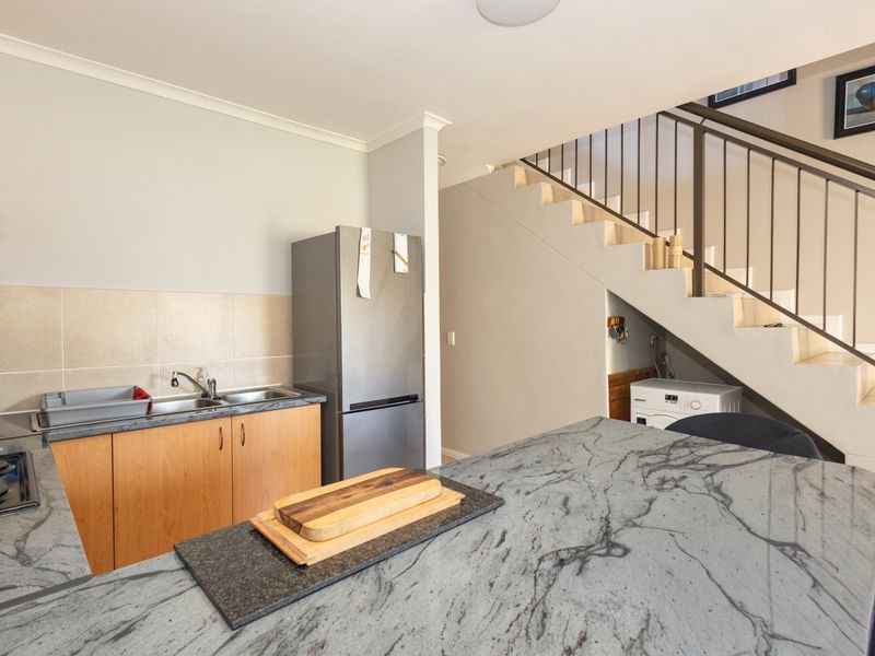 Charming Low-Maintenance Duplex with Direct Garage Access. - Photo 3