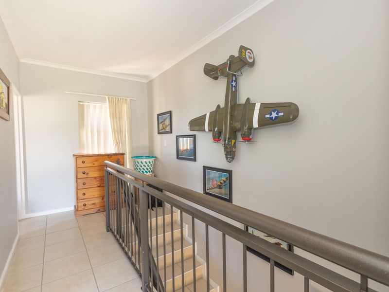 Charming Low-Maintenance Duplex with Direct Garage Access. - Photo 8