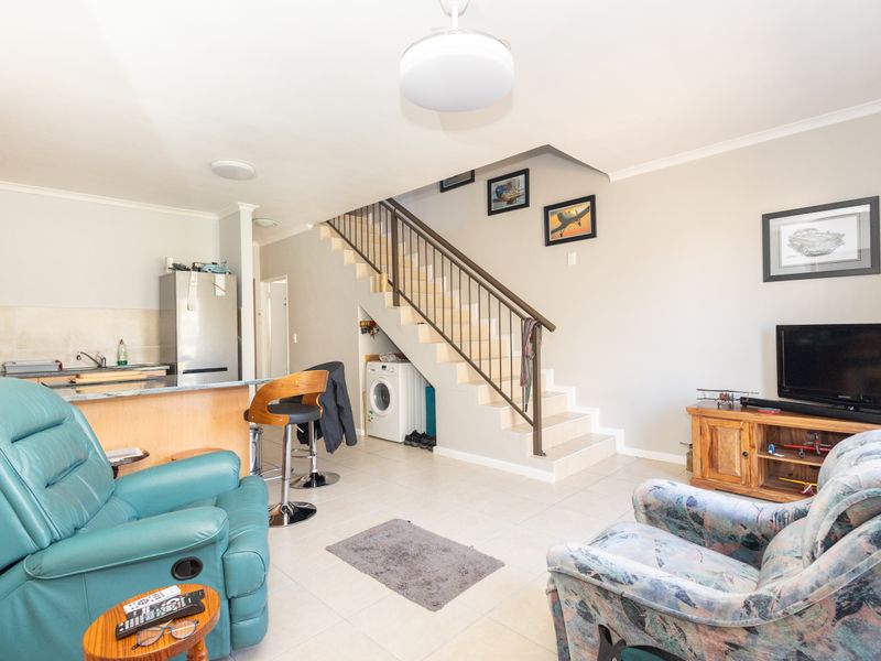 Charming Low-Maintenance Duplex with Direct Garage Access. - Photo 7