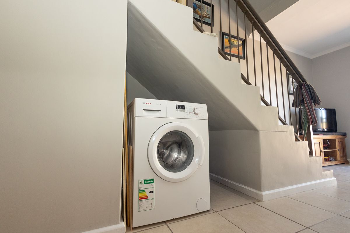 Charming Low-Maintenance Duplex with Direct Garage Access. - Photo 4