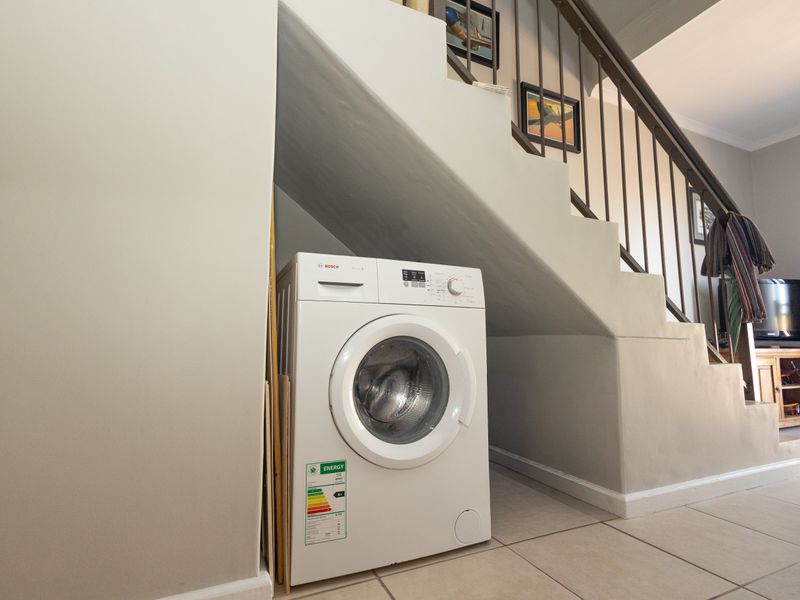 Charming Low-Maintenance Duplex with Direct Garage Access. - Photo 4
