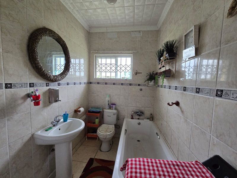 Spacious Family home with flatlet in a peaceful area - Photo 8