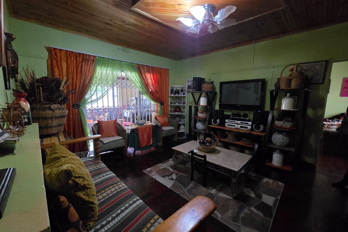 Spacious Family home with flatlet in a peaceful area - Photo 2