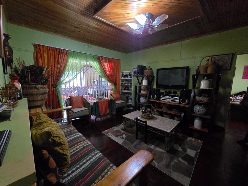 Spacious Family home with flatlet in a peaceful area - Photo 2