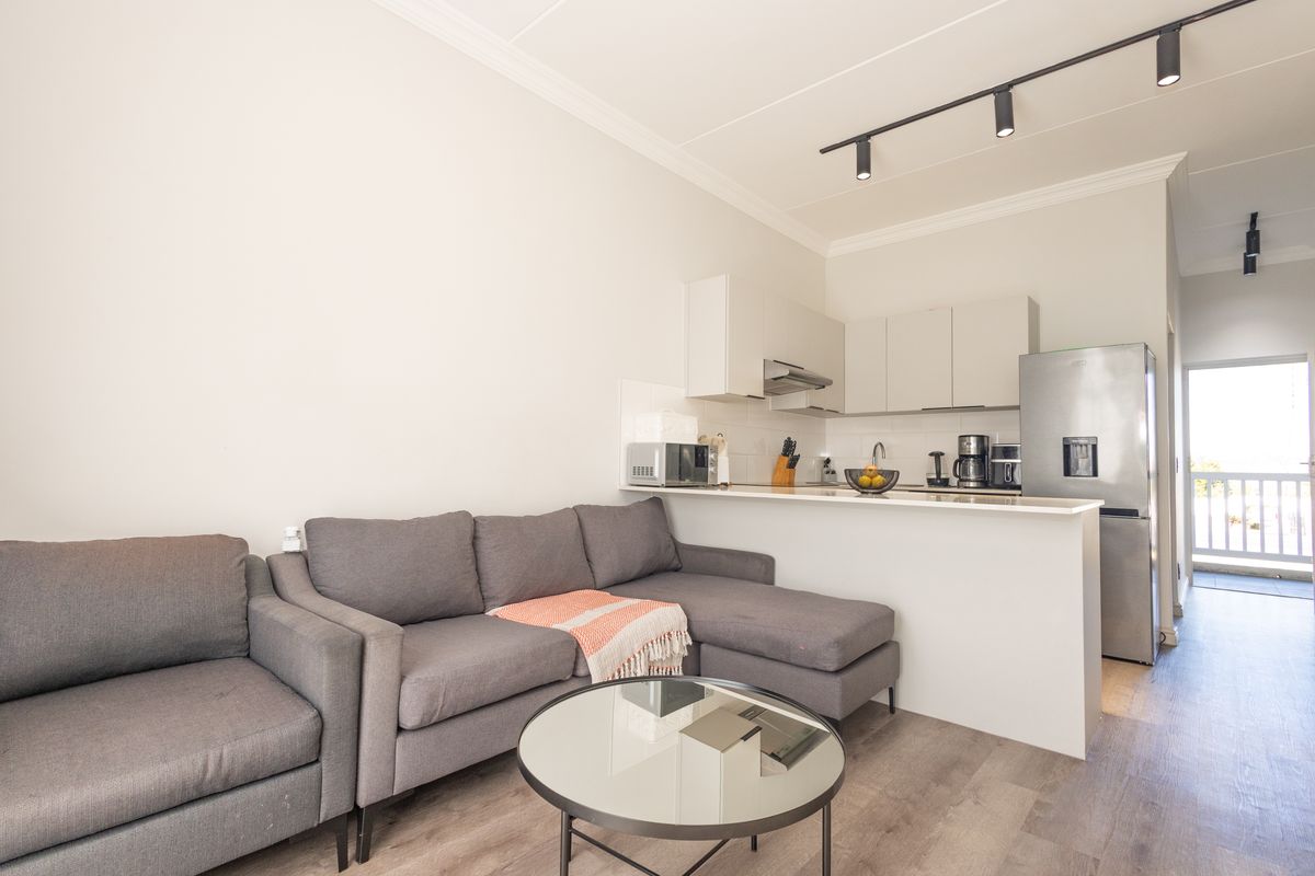 An immaculate Two bedroom Apartment. - Photo 3