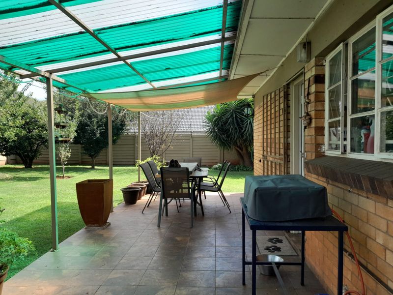 Spacious 3 Bedroom Family Home with Granny Flat and Work From Home Potential - Photo 8