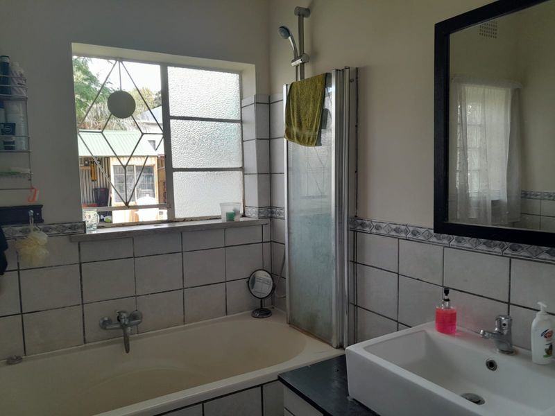 Spacious 3 Bedroom Family Home with Granny Flat and Work From Home Potential - Photo 7