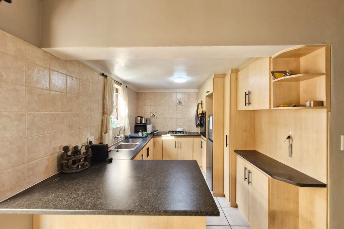 Spacious 2-Bedroom Home in Protea Village! - Photo 3