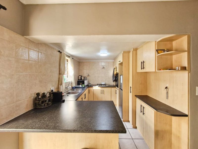 Spacious 2-Bedroom Home in Protea Village! - Photo 3