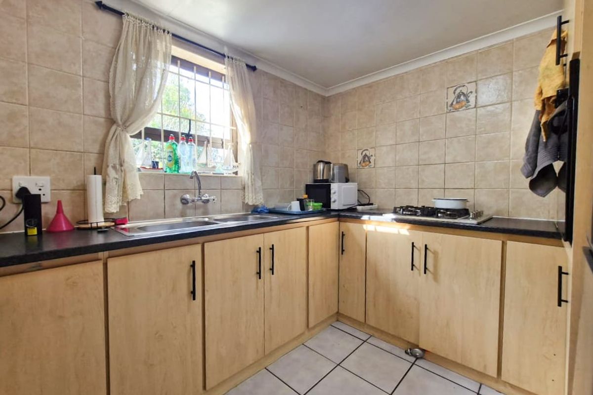Spacious 2-Bedroom Home in Protea Village! - Photo 5