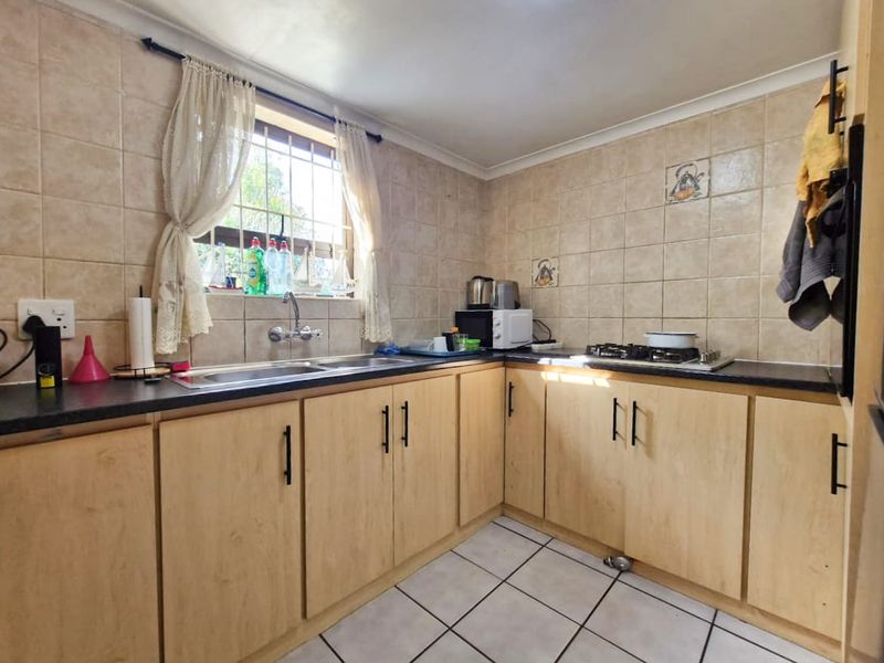 Spacious 2-Bedroom Home in Protea Village! - Photo 5