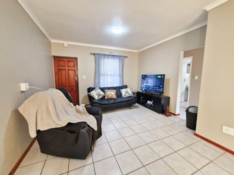 Spacious 2-Bedroom Home in Protea Village! - Photo 10