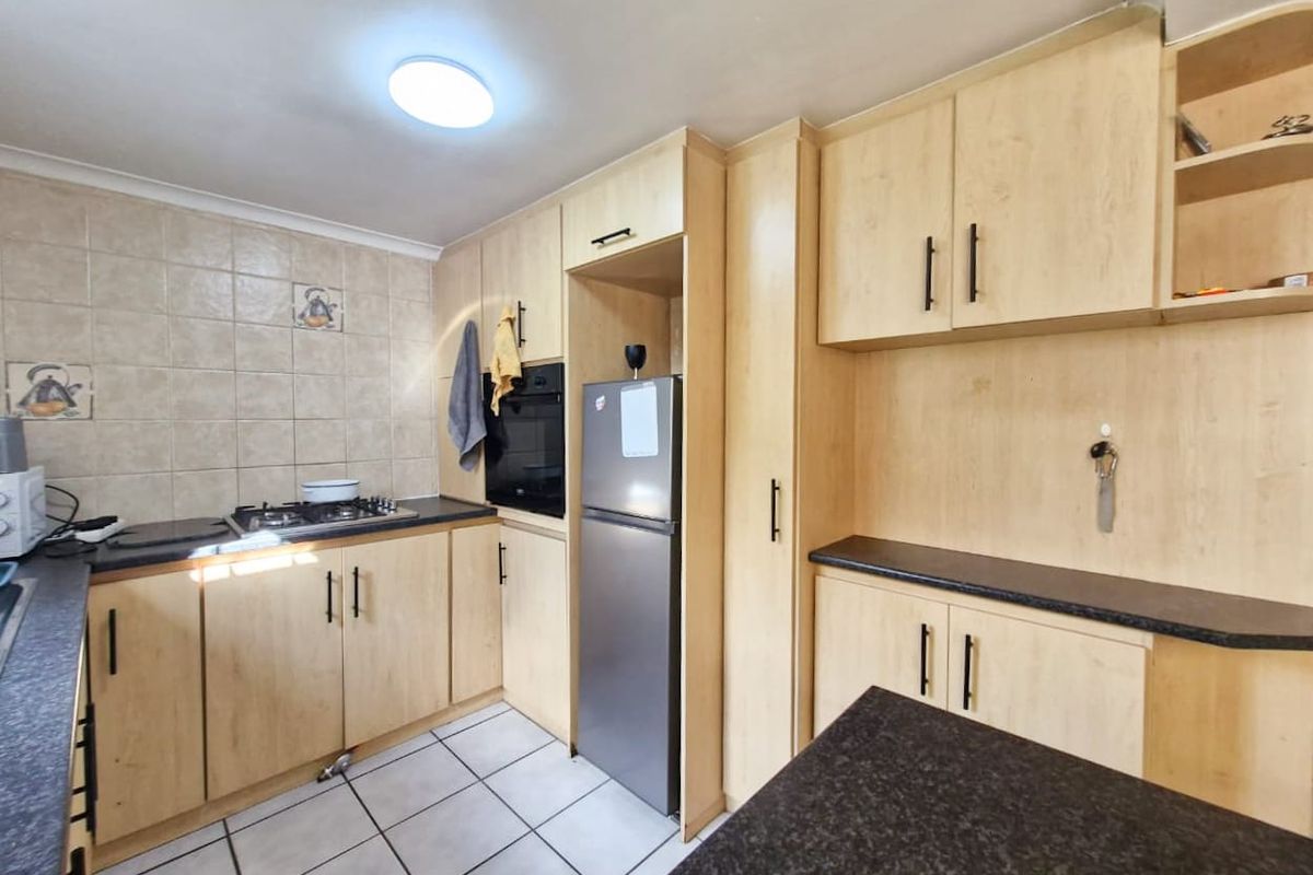 Spacious 2-Bedroom Home in Protea Village! - Photo 4