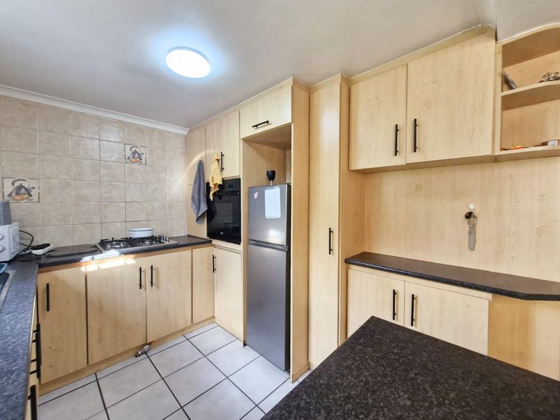 Spacious 2-Bedroom Home in Protea Village! - Photo 4