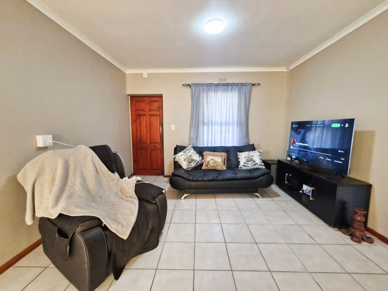 Spacious 2-Bedroom Home in Protea Village! - Photo 9