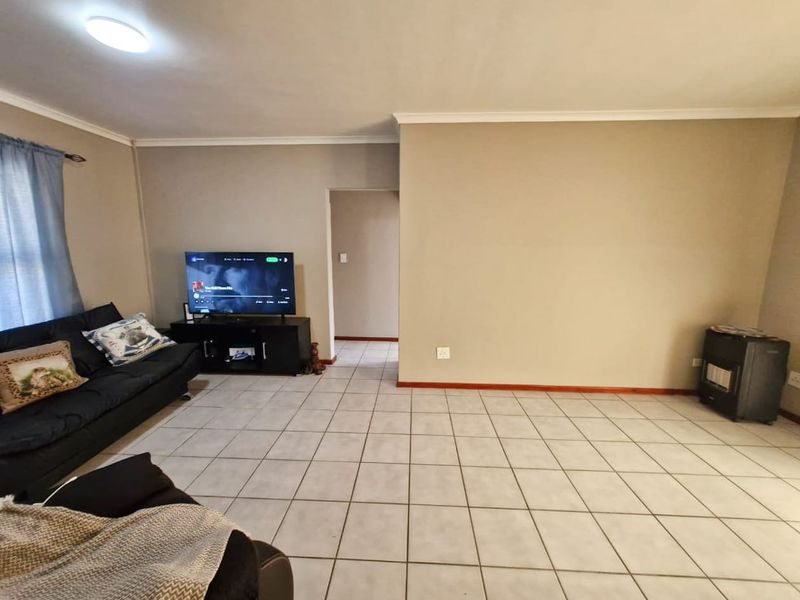 Spacious 2-Bedroom Home in Protea Village! - Photo 8