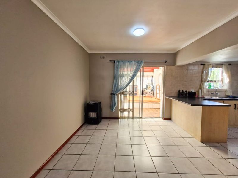 Spacious 2-Bedroom Home in Protea Village! - Photo 6