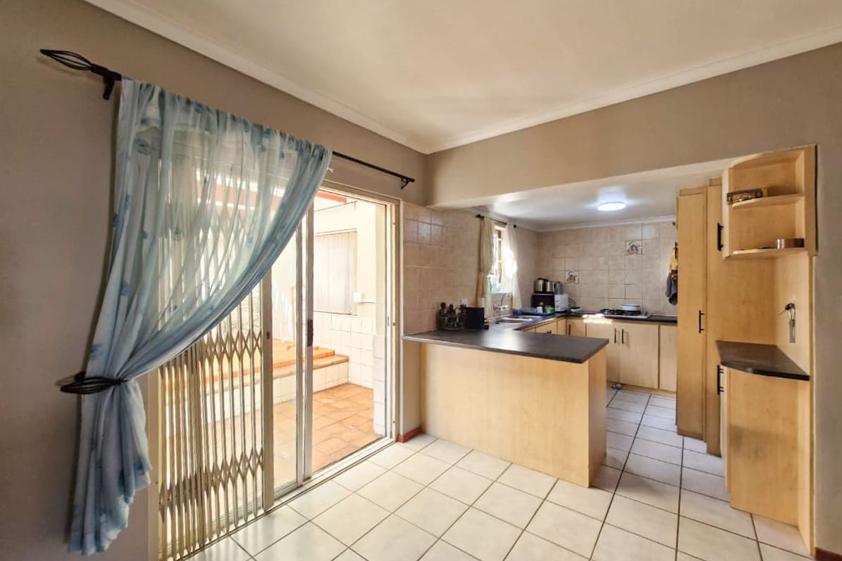 Spacious 2-Bedroom Home in Protea Village! - Photo 2
