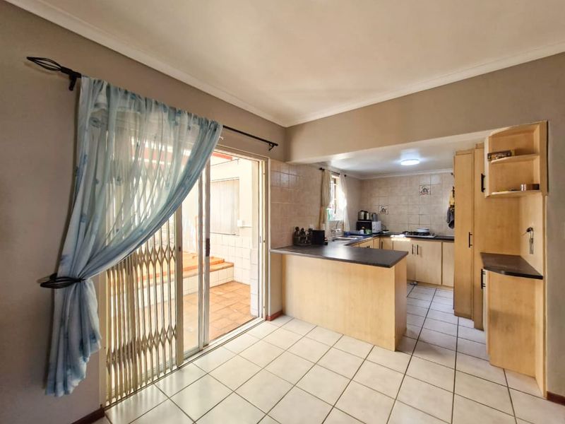 Spacious 2-Bedroom Home in Protea Village! - Photo 2